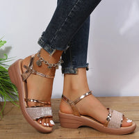 Sommerliche goldene Keilsandalen