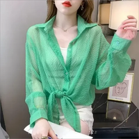 Sonnenschutzshirt von sommerlicher Eleganz