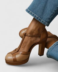 Claire | Retro closed-toe sandals with a comfortable block heel