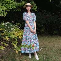 Radiante vestido de playa de verano con flores