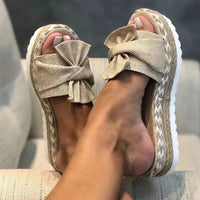 Noa | Modieuze zomerslippers met sleehak en elegant strikdetail