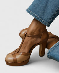 Johanna | Elegant block heel pumps with retro strap