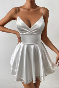 Michelle | Robe patineuse en satin avec dos ouvert et décolleté en V