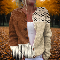 Lotte | Gestrickte Weste mit verspielten Polka-Dot-Details