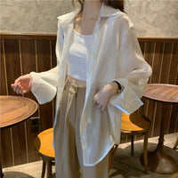 Stilvolle lächelnde Satin Oversize Bluse für Damen