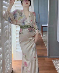 Lunar Blossom: Sommerliches Blumenmuster V-Ausschnitt Kleid