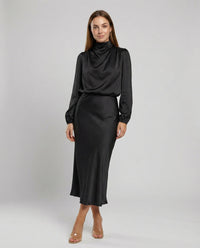Amara | Luxueuze satijnen maxi-jurk met elegante lange mouwen