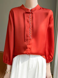 Blusa de seda elegante de verano con topacio brillante