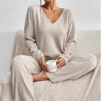 Mila | Elegantes zweiteiliges Set mit gestricktem V-Ausschnitt-Pullover und Hose