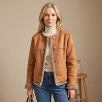 Lena | Kurze Jacke in Wildlederoptik mit weichem Futter aus Kunst-Lammfell