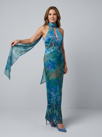 Mila | Raffinato maxiabito con scollo all'americana e sciarpa elegante