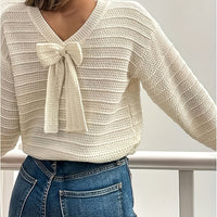 Emma | Strickpullover mit V-Ausschnitt, elegantem Schleifendetail und weicher Passform