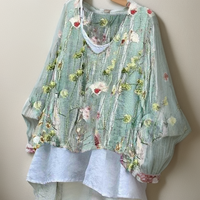Camisa Millie con Escote en V y Flores de Lujo